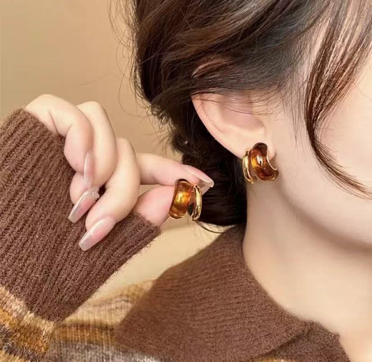 Maillard wind French high-end amber earrings, small niche light luxury, retro, simple, fashionable, versatile earrings, earring accessories