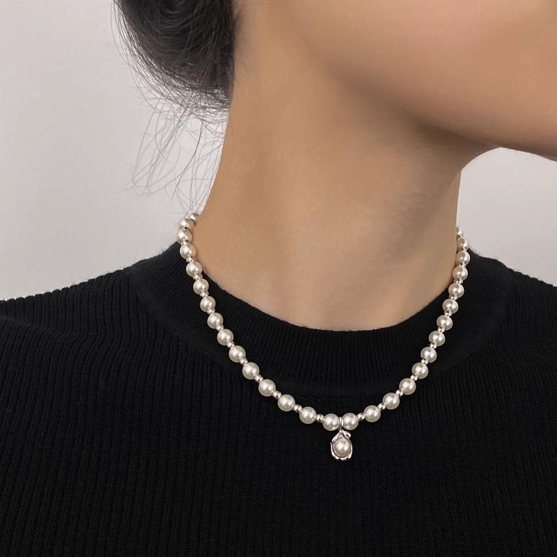 Pearl necklace women's high-grade sense light luxury niche design clavicle chain simple chain pea pendant sweater chain