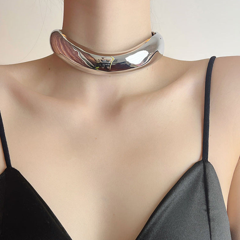 Light luxury niche high sense simple cold wind metal smooth wide version collar fashionable temperament choker female